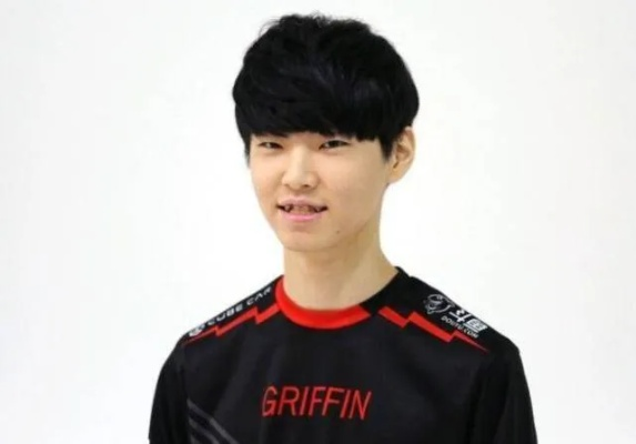 Chovy退伍照曝光！韩国网友惊叹：瘦身效果显著，颜值飙升