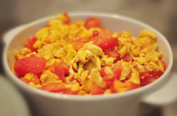 番茄稀缺价翻番，鸡蛋实惠仅三元，番茄炒蛋新挑战！