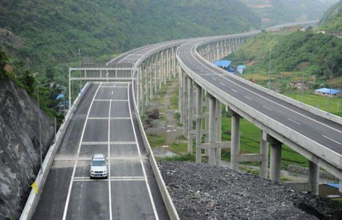 数公里高速路减速带施工安全升级，交警详解新举措