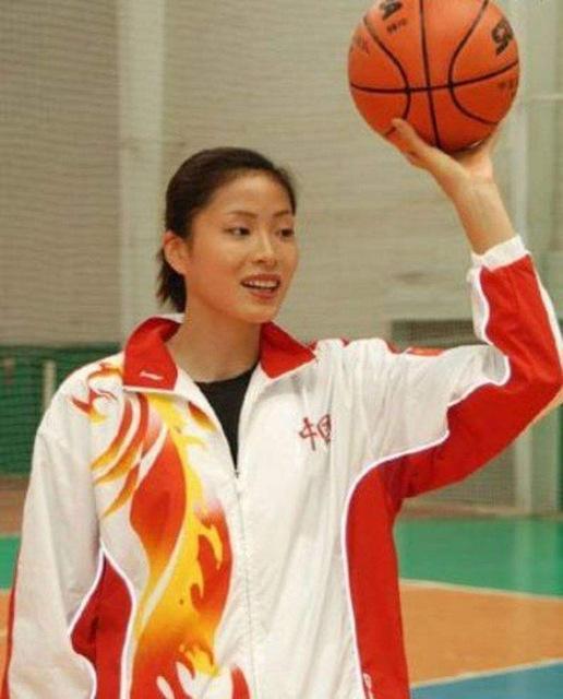 新中国女篮传奇李少芬：钟南山夫人荣登篮球名人堂新篇章