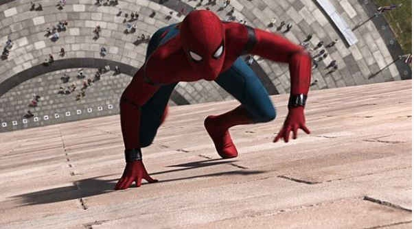 众目睽睽下，蜘蛛侠崭新之日贴地爬行揭秘新技能