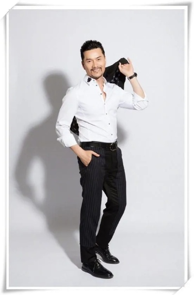 70岁吕良伟惊艳亮相，网友赞：活力满满老鲜肉