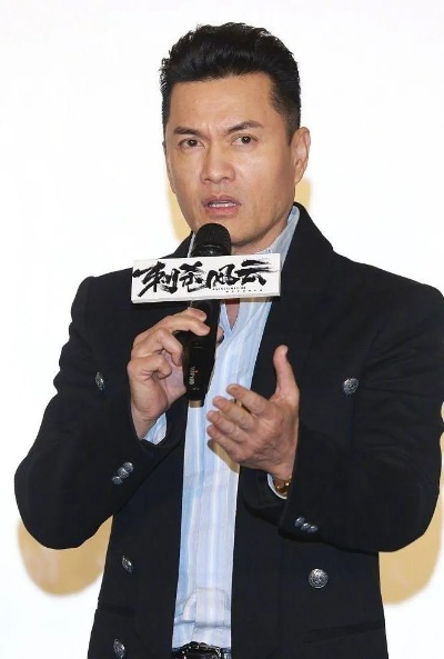 70岁吕良伟惊艳亮相，网友赞：活力满满老鲜肉