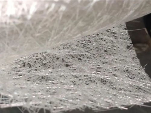 玻璃纤维材质火毯触感惊心：男子徒手摸灭双手刺痛体验震撼