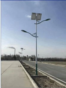 男子夜举火把充电，太阳能板LED灯亮起新奇迹