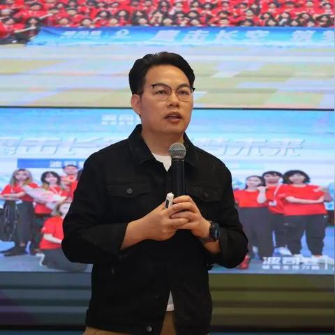 名校羽绒服量产引热议：教育界新潮流？