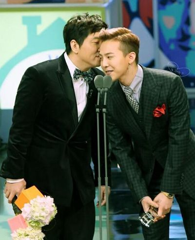 权志龙马东锡圣诞合影曝光，超萌合体引热议