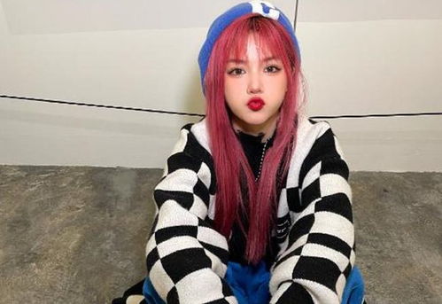 白发侧颜绝美COS《暗区突围》余霜,暗黑魅力新解读 白发侧颜绝美COS《暗区突围》余霜,暗黑魅力新解读