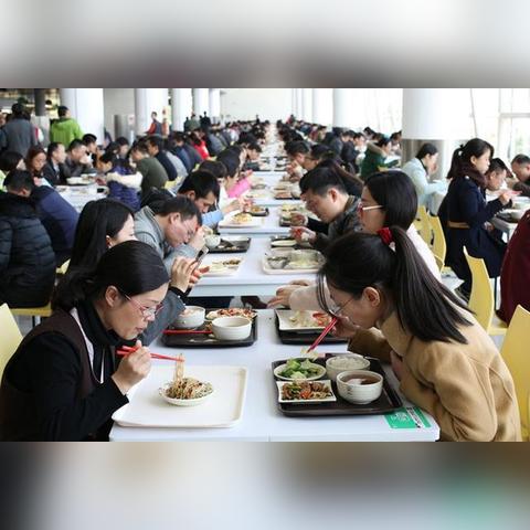 QQ传文件新突破，微信望尘莫及，多功能领先体验！