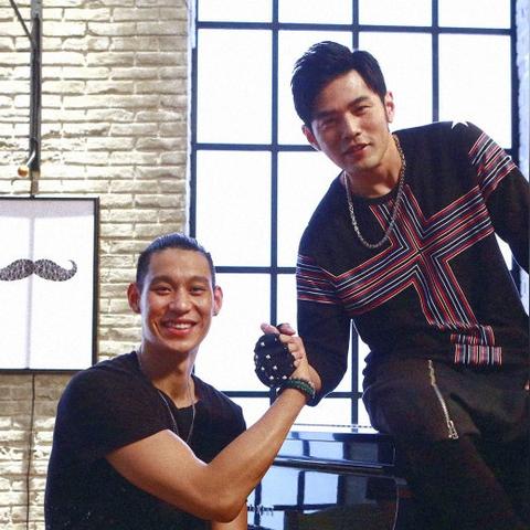 周杰伦亲临林书豪球衣退役盛典，深情祝福传递篮球情怀