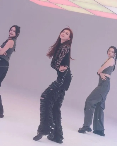 林志玲复古拉拉队风，女团舞魅力四溢新体验