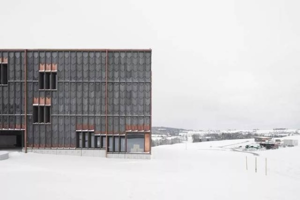 雪覆道德抉择，建筑美学供暖新纪元