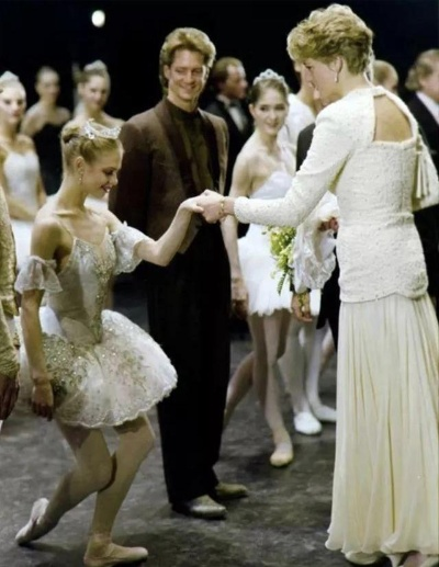 戴安娜新舞步惊艳亮相，"扭秧歌"《识质存在》品质升级震撼来袭