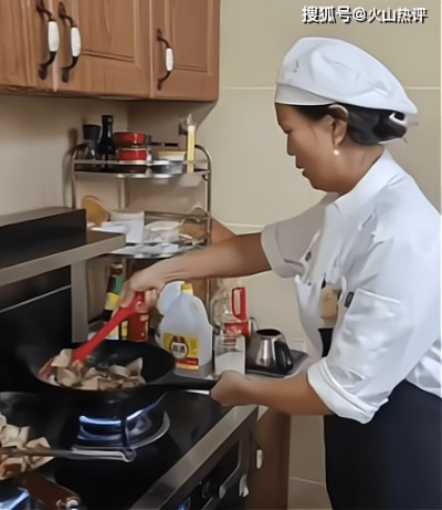 年轻人不敢做饭？女子上门代厨4菜1汤66元，凭什么火成「家庭餐桌救星」