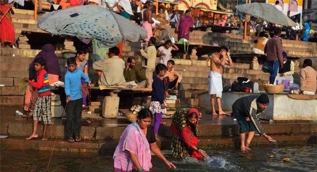 日本游客恒河脱衣遭斥，文明冲突引关注