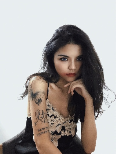 印尼辣妹Gheckel Farshela：黝黑肌肤火辣身材刺青风采独特