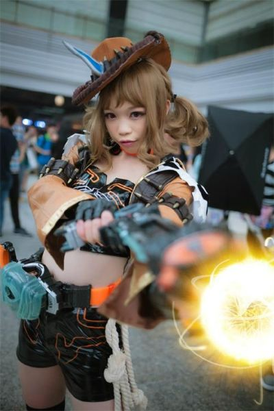 广州萤火虫展《棕色尘埃2》惊艳亮相,兔娘Coser助阵引狂欢 广州萤火虫展《棕色尘埃2》惊艳亮相,兔娘Coser助阵引狂欢