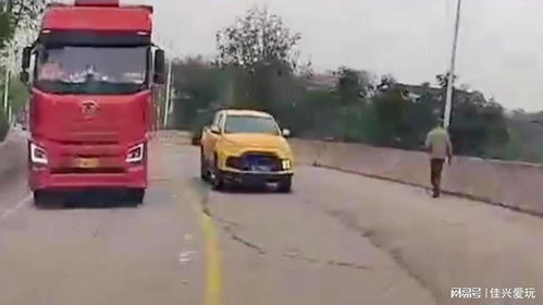 高速追车惊险瞬间：揭秘超车囧境新体验