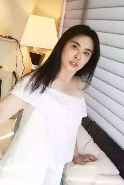 58岁王祖贤自拍亮相贴吧，穿搭时尚尽显青春魅力！