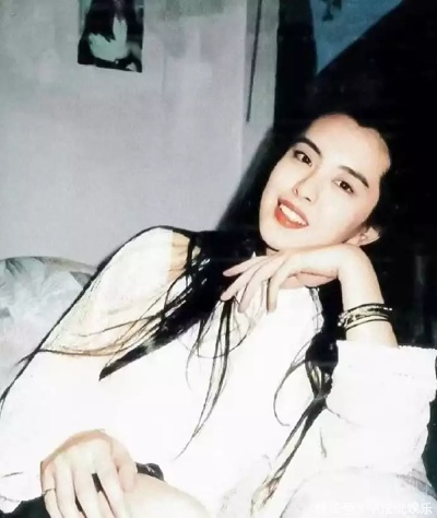 58岁王祖贤自拍亮相贴吧，穿搭时尚尽显青春魅力！