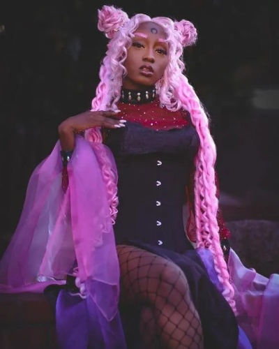 极致黑皮cos女神！丰腴身材惊艳全场，绝美风采一睹为快