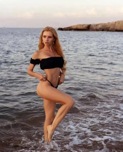 金球傲视比基尼秀，小妹火辣美照惊艳亮相