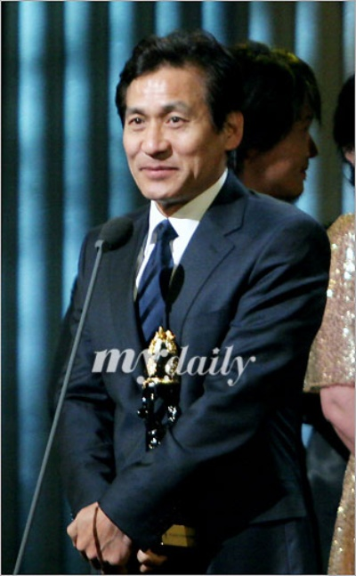 韩国影帝安圣基离世，多奖得主传奇落幕