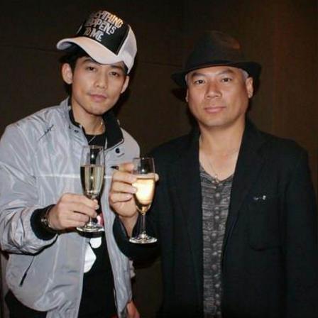 暴躁姐怒砸电脑引热议,男友懊悔补救新招频出 暴躁姐怒砸电脑引热议,男友懊悔补救新招频出