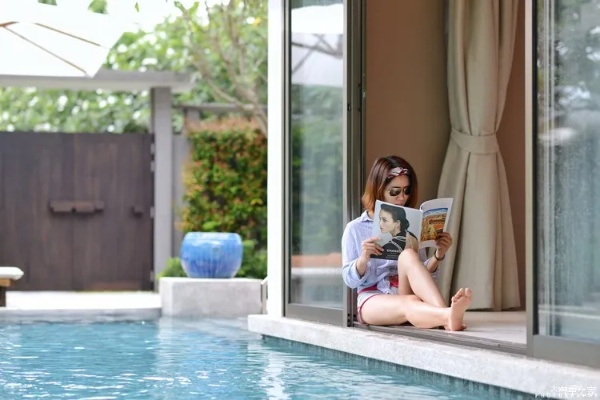 女子酒店意外开窗，泳池惊现陌生泳者，隐私瞬间曝光！