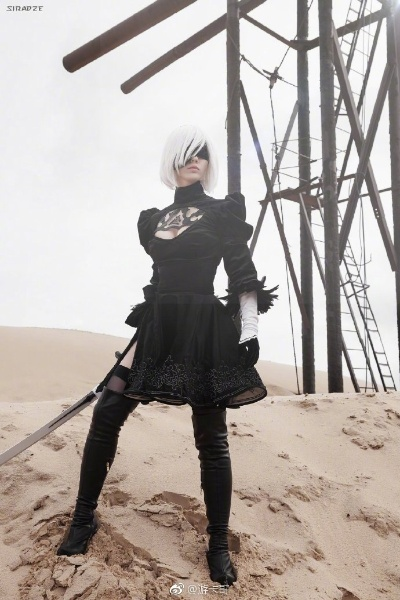 国外富美cos《尼尔：机械纪元》2B，慈善义举闪耀公益光彩