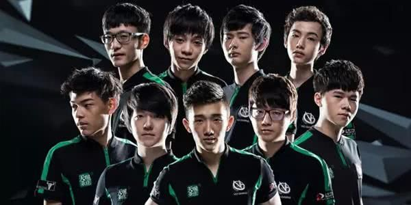 LOL崩服十年续约疑云，网友热议：草台班子如何逆袭？