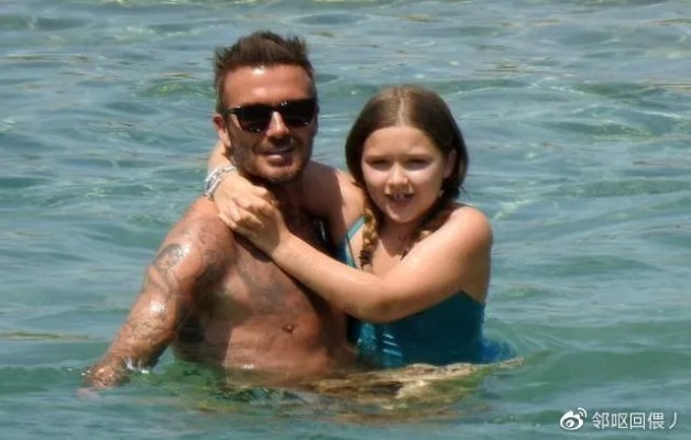 狼叔度假浪漫互动,女友戏水亲密瞬间曝光 狼叔度假浪漫互动,女友戏水亲密瞬间曝光