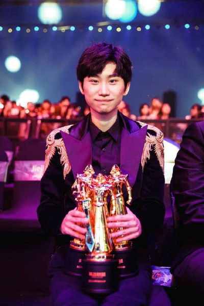 Doinb斗鱼首播《Dota2》揭秘：电竞跨界新篇章！