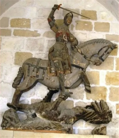 百年圣女贞德雕像佩剑被盗：珍贵文物遭暴力破坏，震惊世人