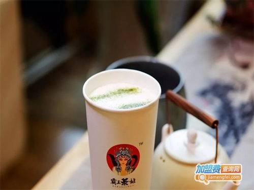 “手搅”奶茶引热议，霸王茶姬创新风潮，致敬“印度奶茶”新潮流