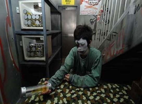 鬼屋逃脱腿卡墙缝吓懵？老玩家教你3分钟破局+心理稳控技巧