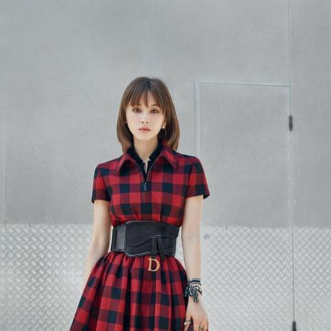 格子裙秀沙漏身材,完蛋美女新图惊艳亮相 格子裙秀沙漏身材,完蛋美女新图惊艳亮相