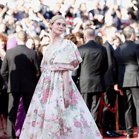 艾丽范宁深V长裙惊艳亮相,绝美腰臀曲线成焦点 艾丽范宁深V长裙惊艳亮相,绝美腰臀曲线成焦点