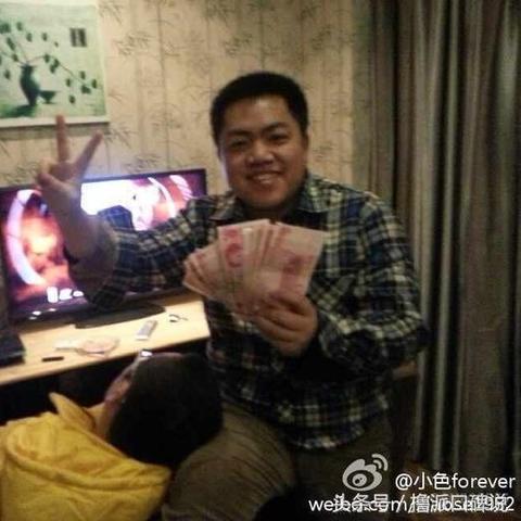 电竞追梦少年：12岁辍学，日练10小时铸就电竞新星