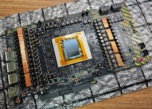 微星RTX 5090 Lightning Z震撼来袭，百万级显卡性能新标杆！