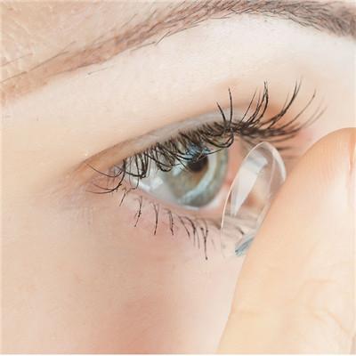 隐形眼镜险致永久失明，流感患者视力受损警示！