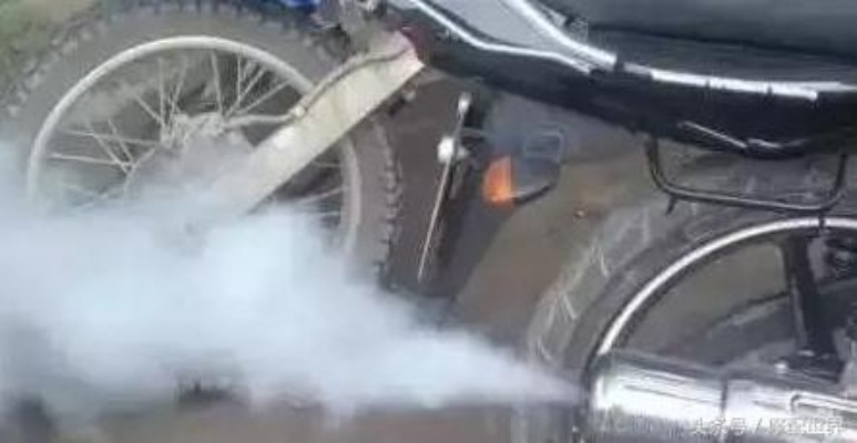 电动车冒黑烟引路人惊呼,车主自述:改装柴暖惹祸端 电动车冒黑烟引路人惊呼,车主自述:改装柴暖惹祸端