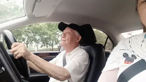81岁退伍老兵轻松通关驾照，驾驶“老头乐”成新潮流