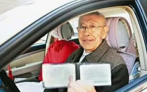 81岁退伍老兵轻松通关驾照，驾驶“老头乐”成新潮流