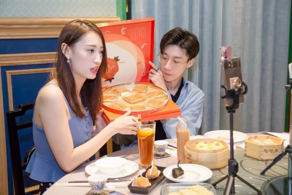 广州网红餐厅直播引争议，隐私边界引发网友热议