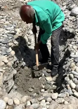 郑州挖玉热潮！男子免费挖掘价值3000元美玉引关注