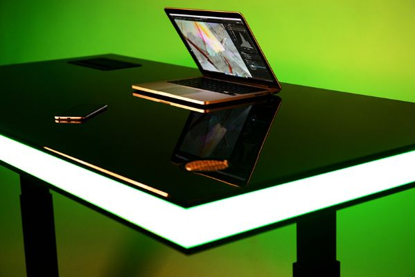 日本最美OL化身AI，雷蛇全息桌面新宠，智能互动随叫随到