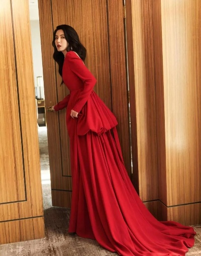 东出昌大新造型：红发黑裙唇色惊艳亮相