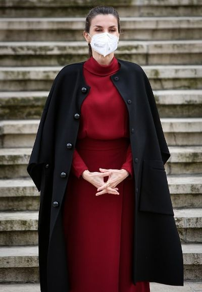 东出昌大新造型：红发黑裙唇色惊艳亮相