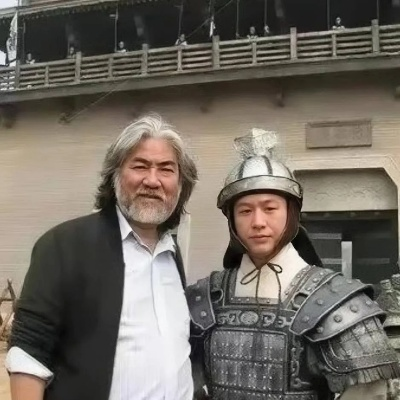 张颂文捡垃圾被剧组丢下?张纪中回应里藏着游戏玩家最懂的「组队规则」 张颂文捡垃圾被剧组丢下?张纪中回应里藏着游戏玩家最懂的「组队规则」